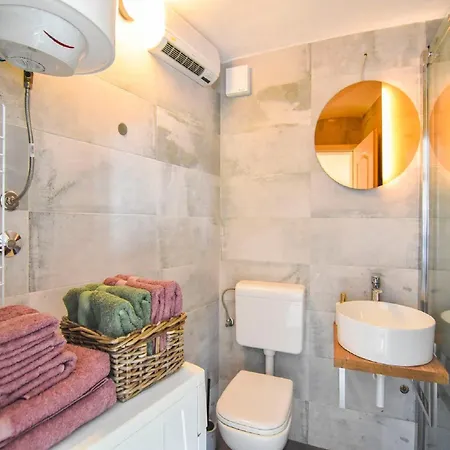 Roza - One Bedroom With Swimming Pool Splitska